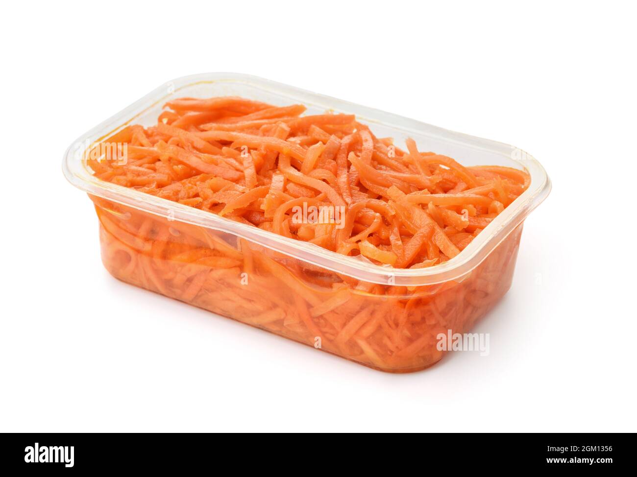 Contenitore di plastica di carota grattugiata sminuzzata isolato su bianco Foto Stock