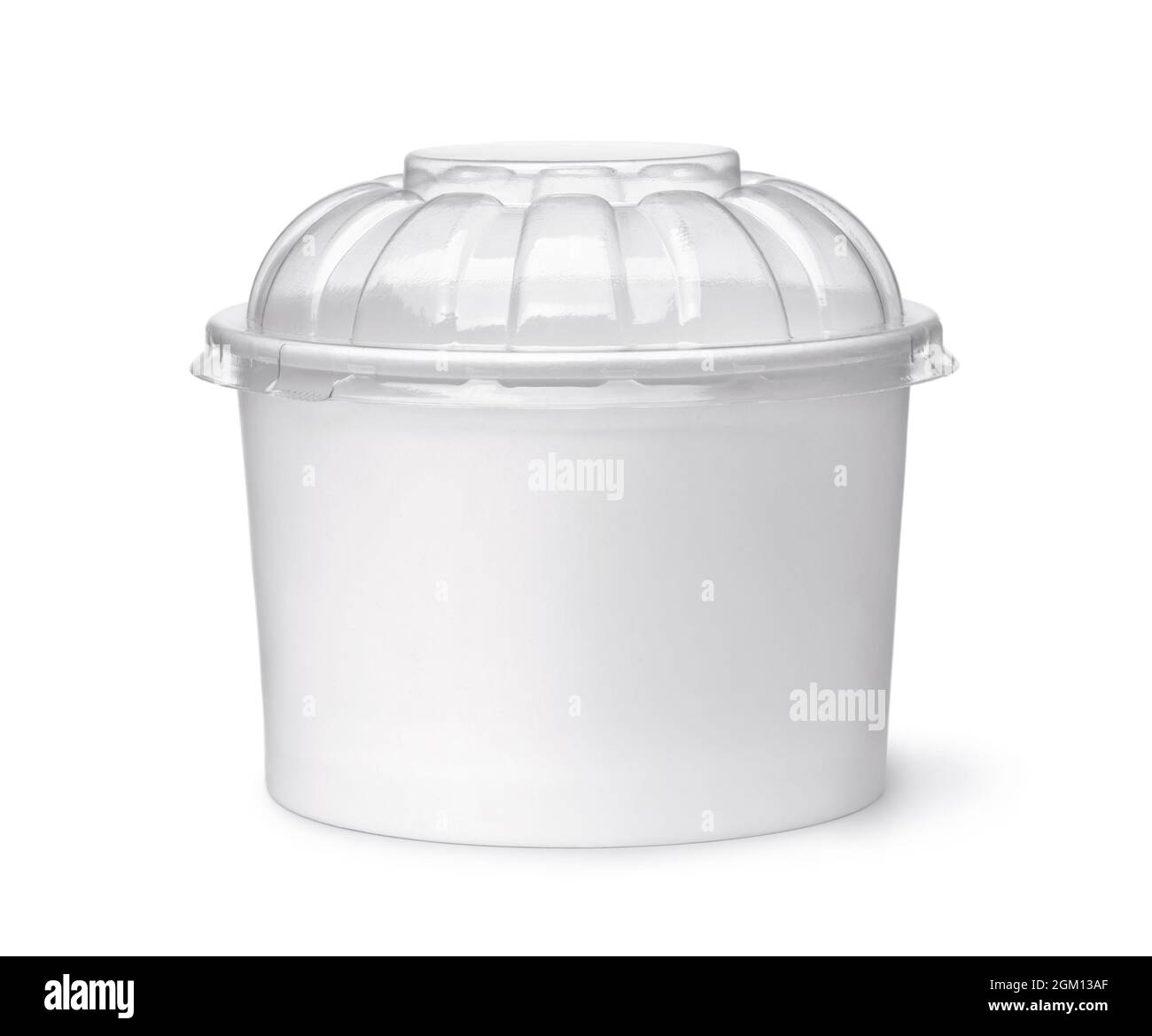 Vista frontale della tazza bianca in carta bianca per gelato usa e getta con coperchio isolato su bianco Foto Stock
