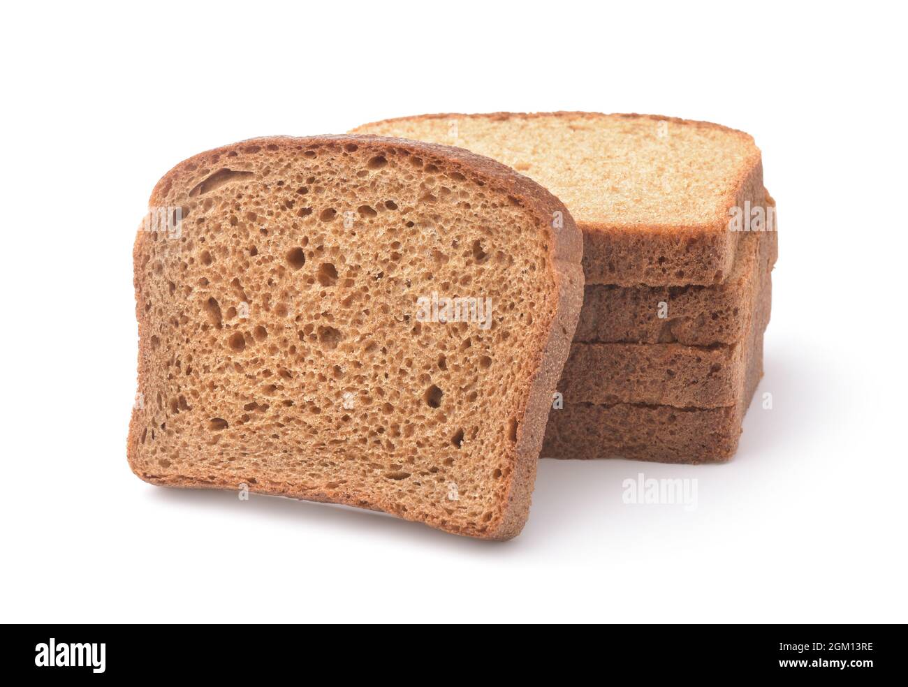 Pila di pane di segale tagliato isolato su bianco Foto Stock