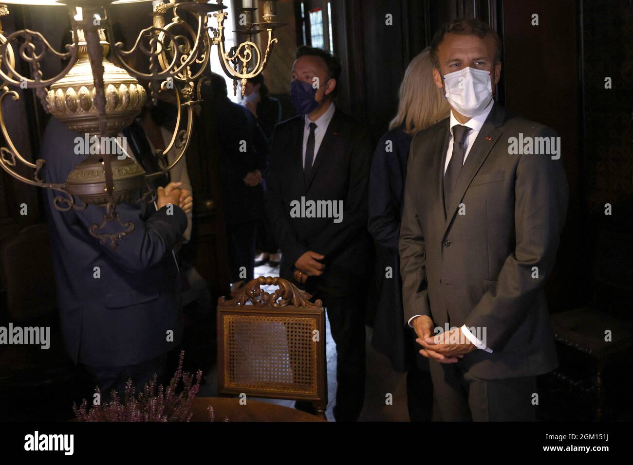 Il presidente francese Emmanuel Macron (R) e l'ospite televisivo francese Stephane Bern (C) visitano il museo Marcel Proust 'la Maison de Tante Leonie' (la casa di zia Leonie) nell'ambito delle giornate del patrimonio europeo di Illiers-Combray, a ovest di Parigi, Francia, il 15 settembre 2021. Lo scrittore francese Marcel Proust trascorse parte della sua infanzia in questa casa e ne fu ispirato per il suo libro 'A la recherche du temps perdu' (alla ricerca del tempo perduto). Foto di Yan Valat/Pool/ABACAPRESS.COM Foto Stock