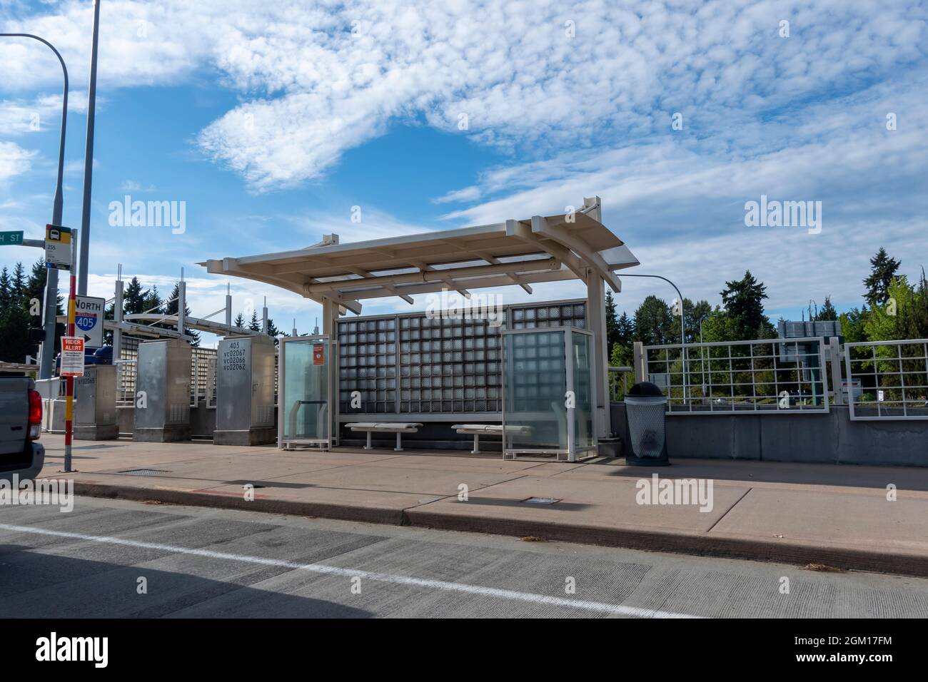 Kirkland, WA USA - circa luglio 2021: Vista di una fermata della metropolitana lungo l'interstate 405 in una giornata di sole. Foto Stock