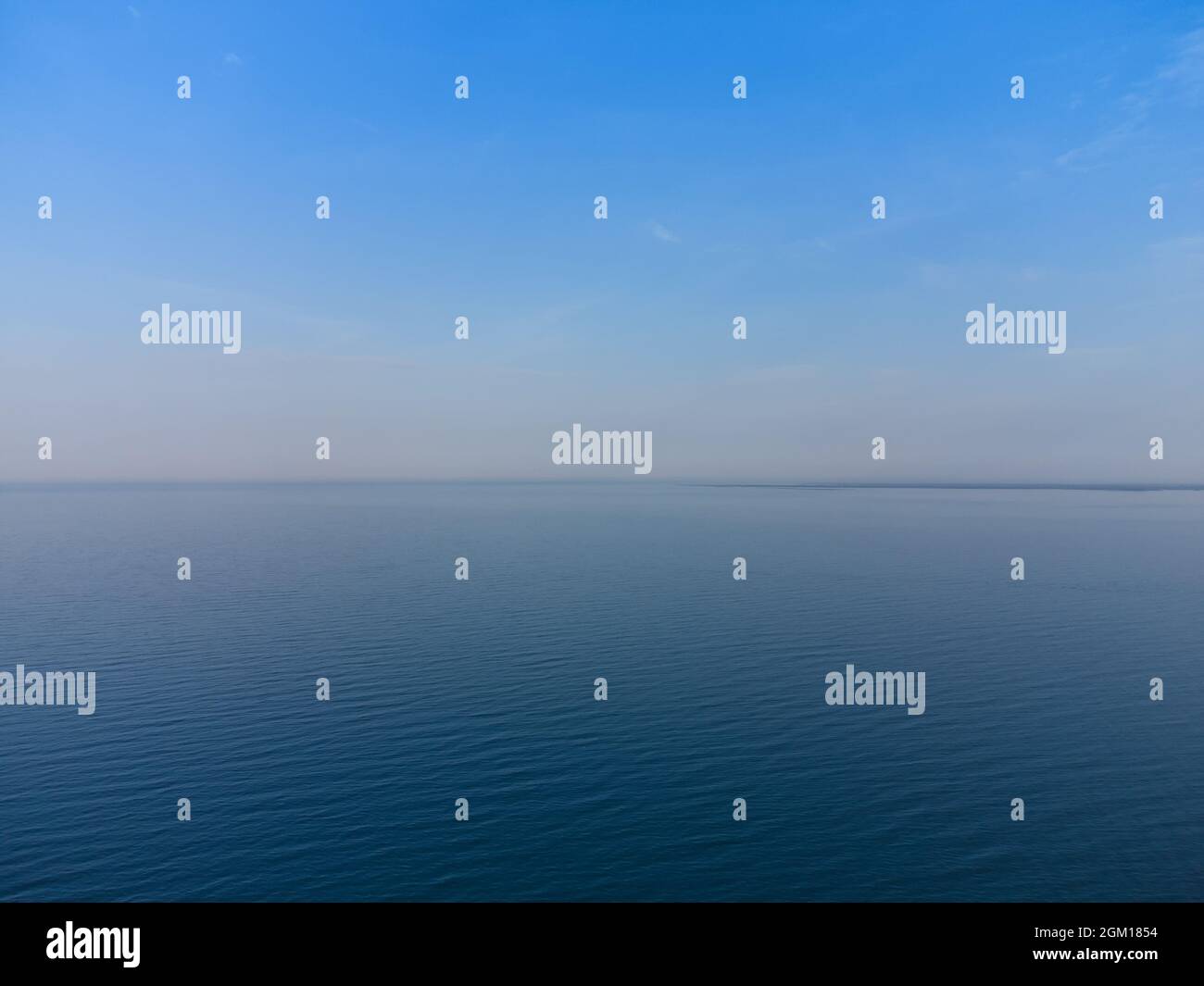 Orizzonte blu dove convergono il cielo blu e il mare blu Foto Stock
