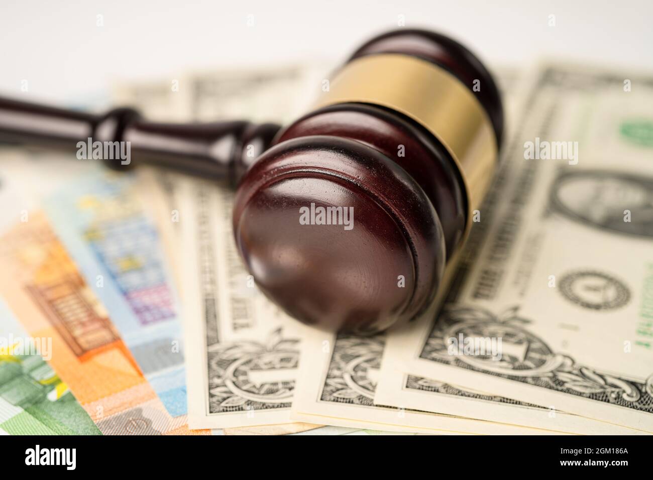 Gavel per giurista giudice e dollaro USA con banconote IN EURO, concetto di finanza. Foto Stock
