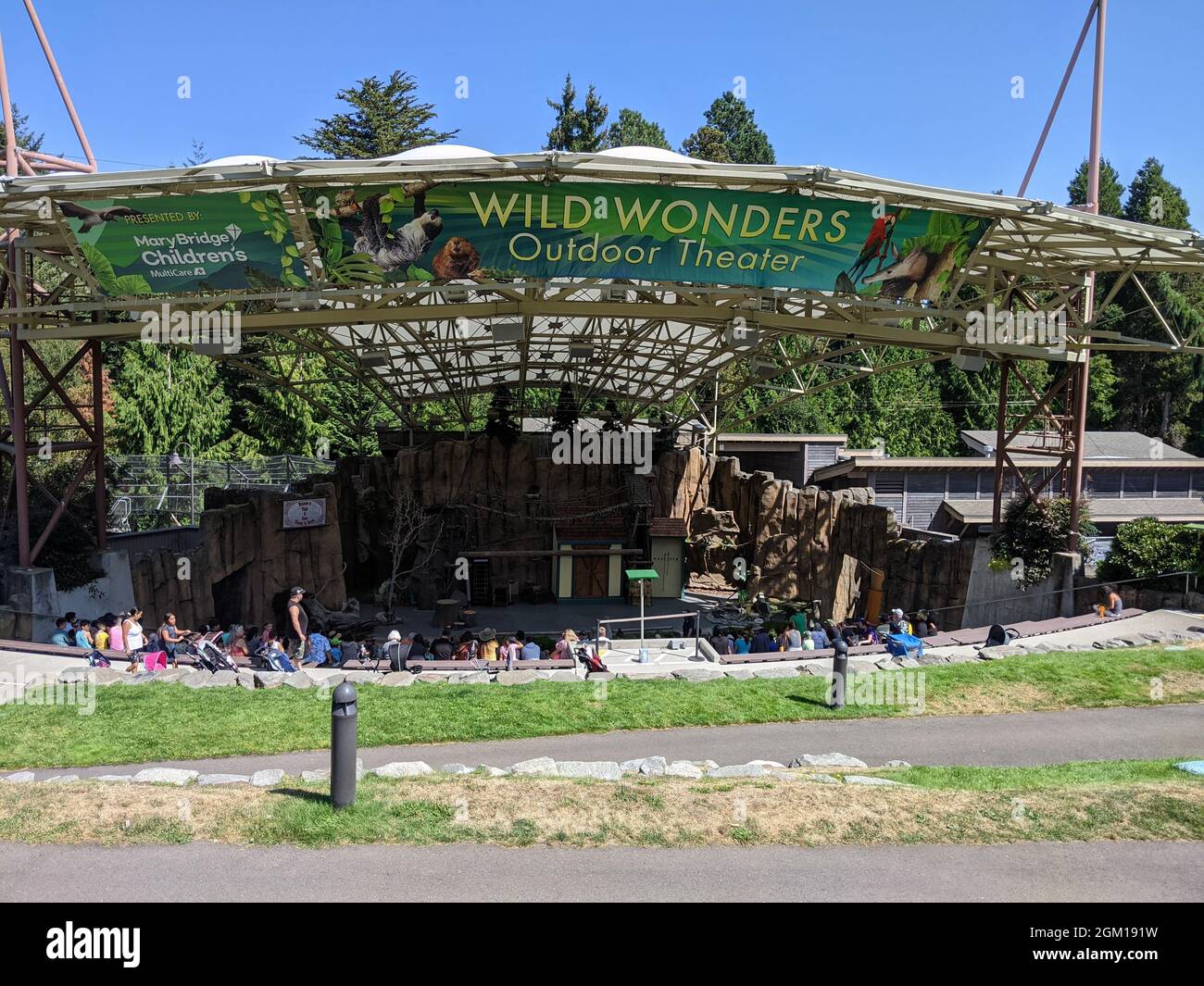 Tacoma, WA USA - circa agosto 2021: Vista del Wild Wonders Outdoor Theater al Point Defiance Zoo prima dell'inizio di uno spettacolo Foto Stock