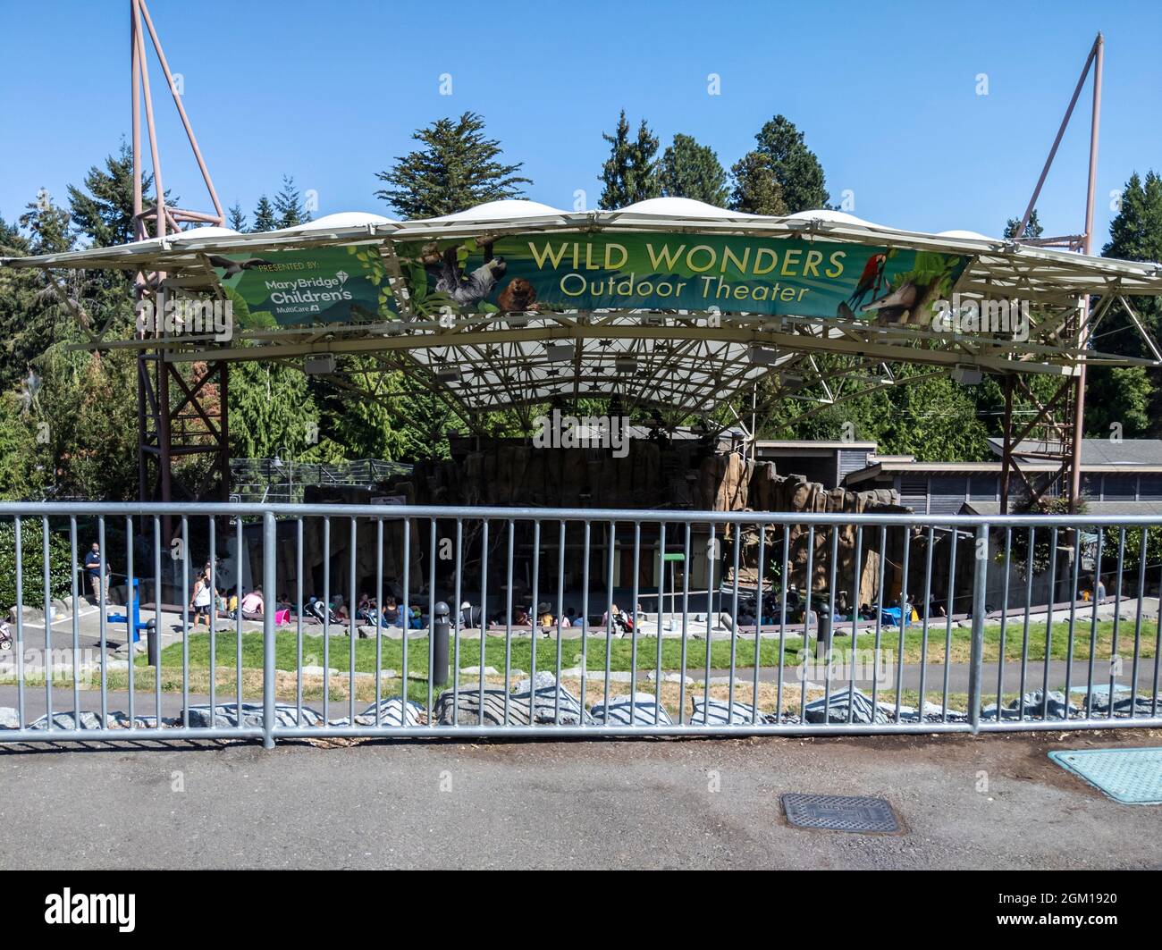Tacoma, WA USA - circa agosto 2021: Vista del Wild Wonders Outdoor Theater al Point Defiance Zoo prima dell'inizio di uno spettacolo Foto Stock