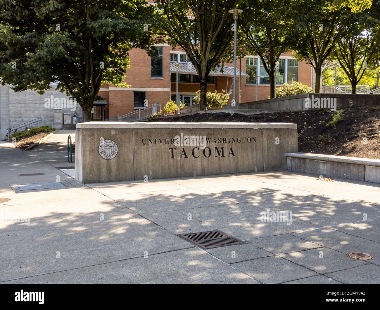 Tacoma, WA USA - circa Agosto 2021: Vista ad angolo della pietra University of Washington Tacoma ingresso segno. Foto Stock