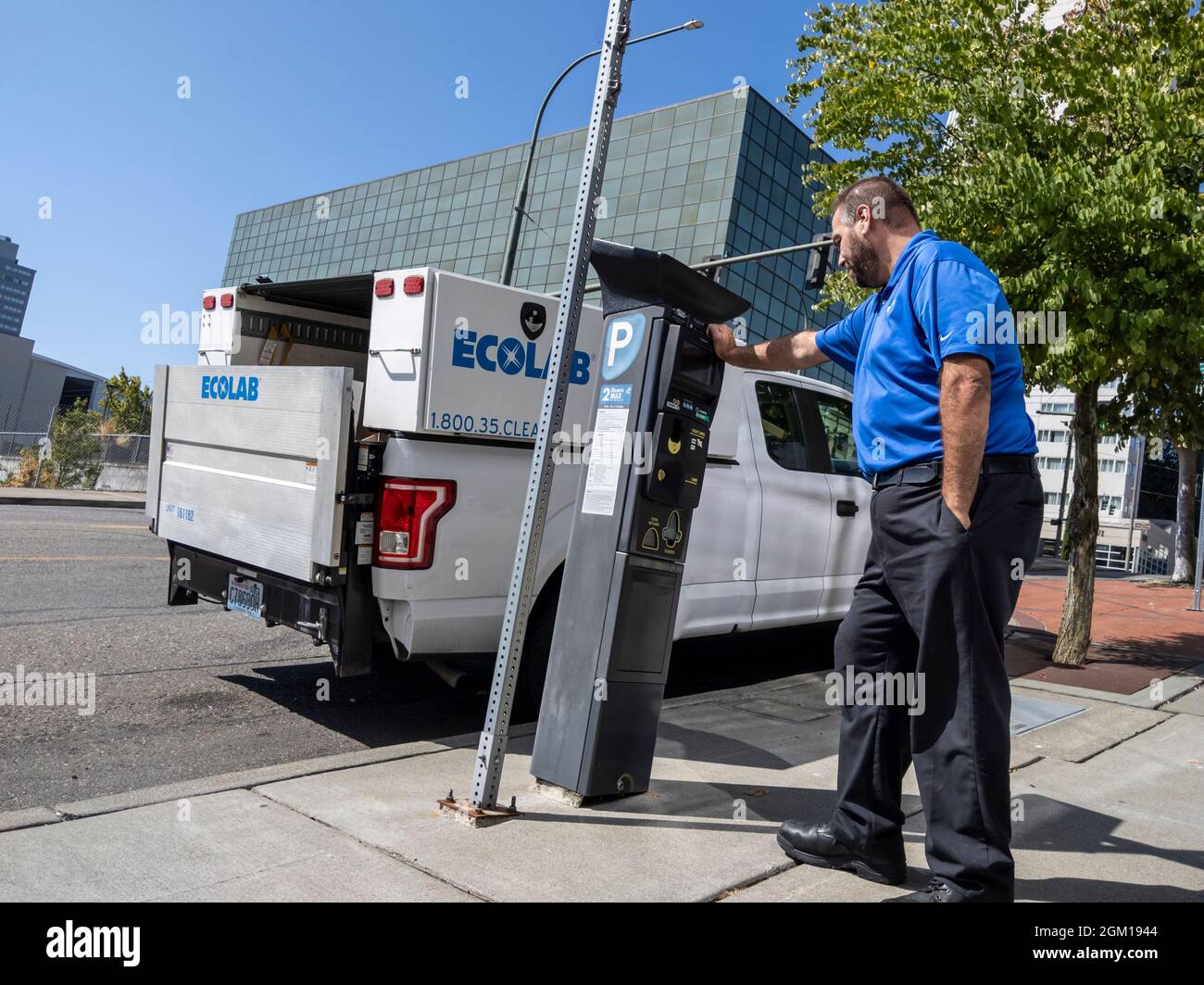 Tacoma, WA USA - circa agosto 2021: Vista di un lavoratore Ecolab a pagamento per il parcheggio di un camion nel centro della zona. Foto Stock