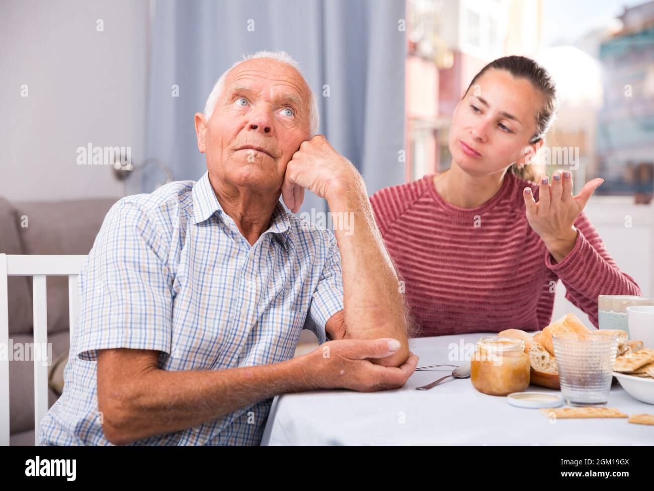 La figlia adulta rassicura il padre offeso Foto Stock