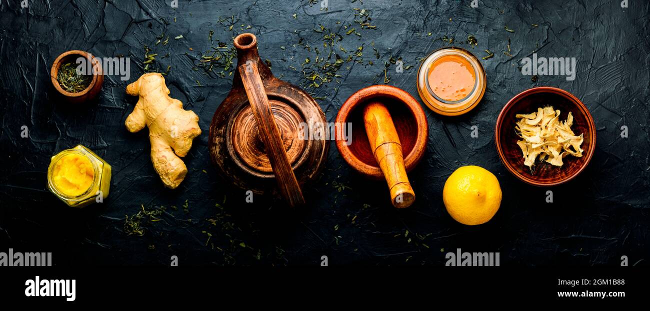 Teiera con tè allo zenzero e miele.Vitamina, tè healing.tè sano dello zenzero con Limone. Medicina alternativa Foto Stock