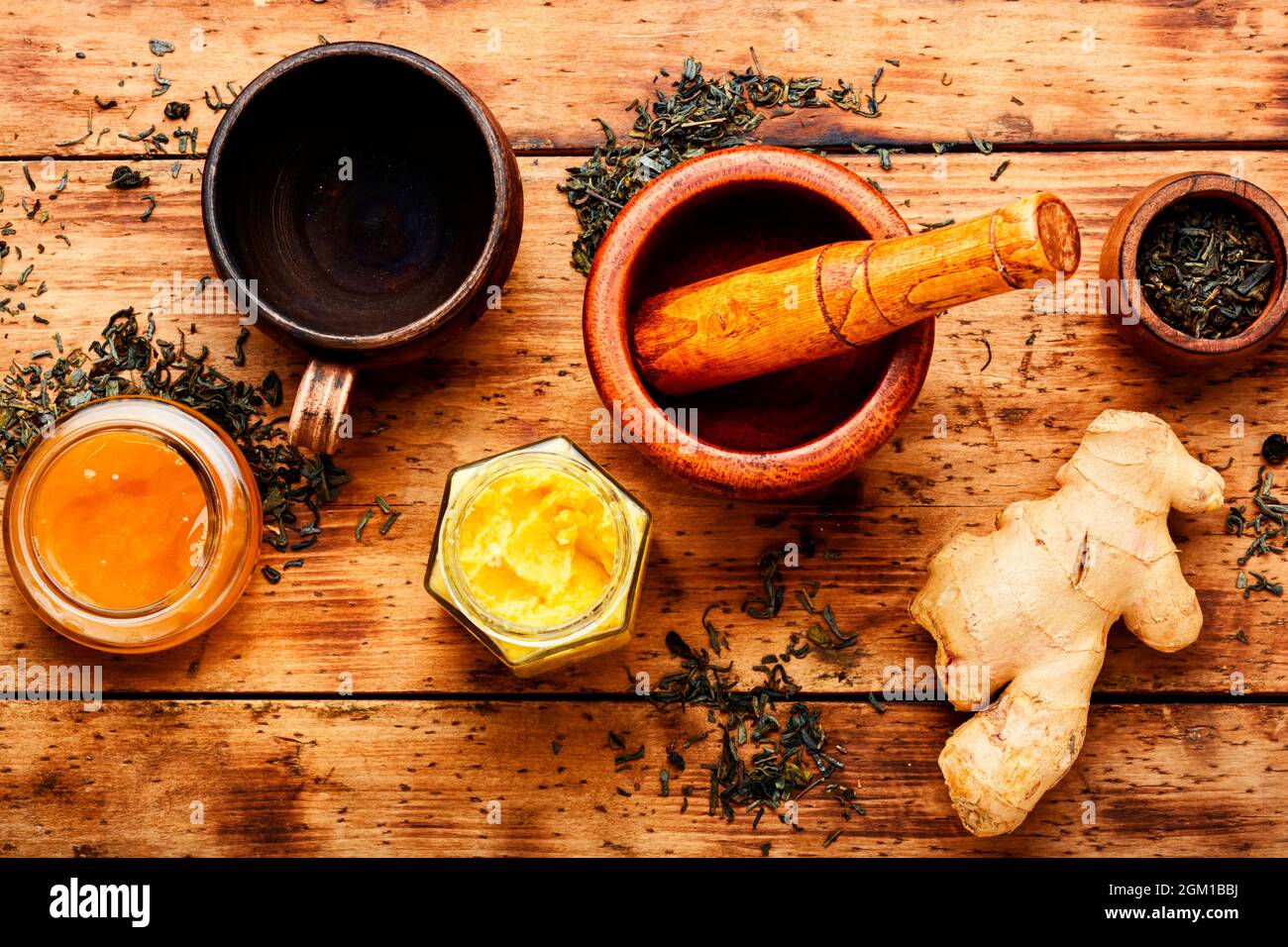 Teiera con tè a base di zenzero, miele e limone. Vitamina, tè curativo Foto Stock