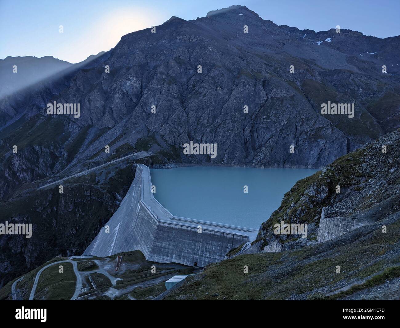 Vista della diga Grande Dixence poco prima dell'alba nelle alpi vallesi. Fantastico paesaggio di montagna, Lac des Dix Foto Stock
