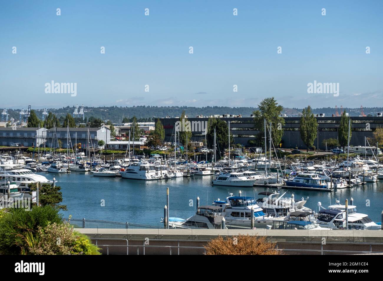 Tacoma, WA USA - circa Agosto 2021: Vista larga del canale di Thea Foss nel centro di Tacoma. Foto Stock