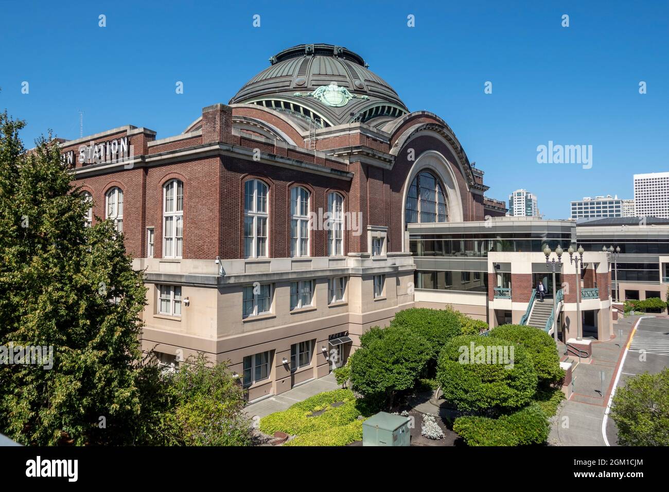 Tacoma, WA USA - circa agosto 2021: Vista della Union Station da dietro, di fronte al sistema ferroviario nel centro di Tacoma. Foto Stock