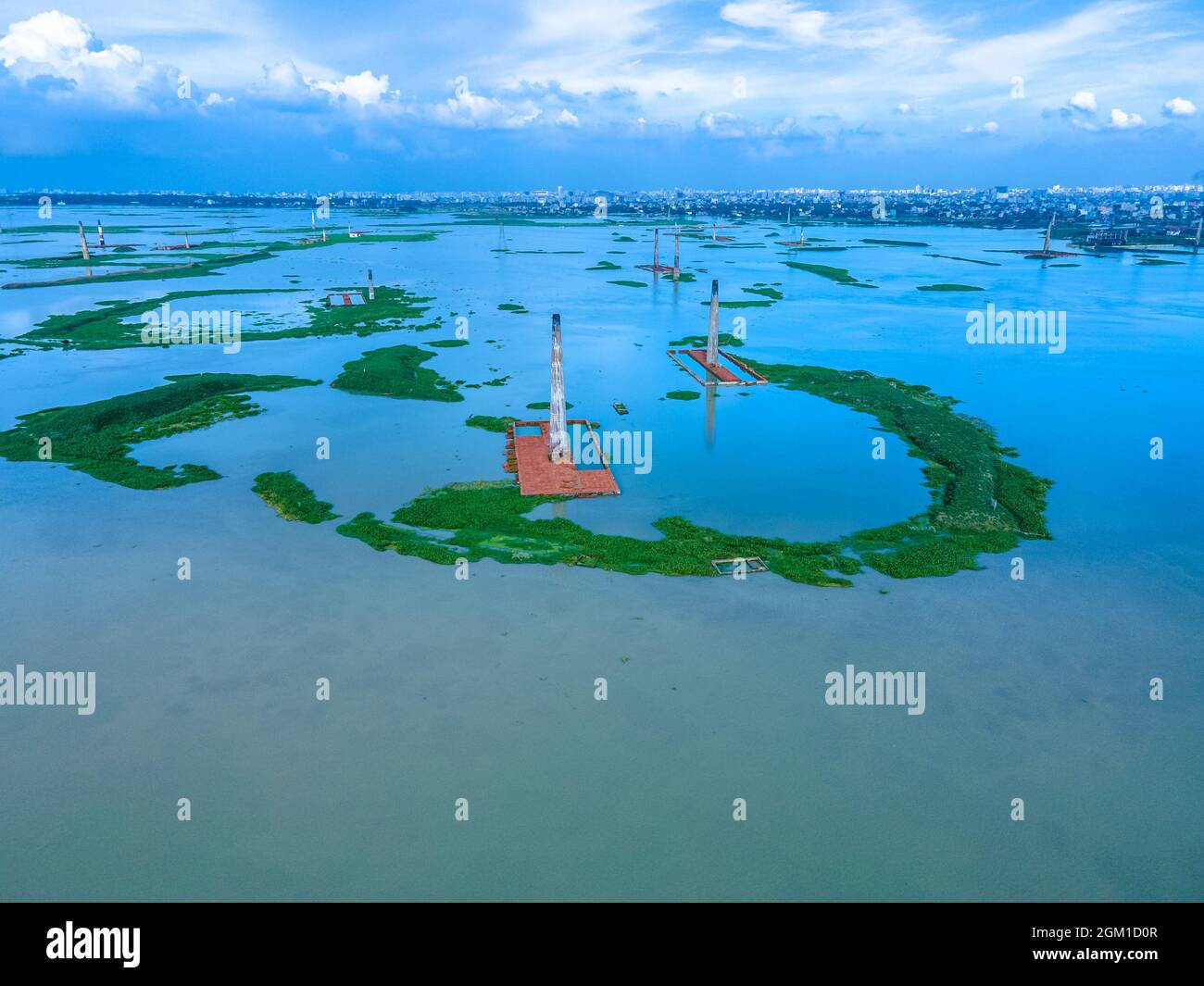 DHAKA, BANGLADESH - 16 SETTEMBRE 2021: Vista aerea di un Chimney dalla fabbrica locale di mattoni inondato da piogge monsoniche vicino a Savar, Dhaka, Bangladesh. Centinaia di fabbriche di mattoni sembrano essere quasi scomparse sotto l'acqua a seguito di gravi inondazioni. Gli edifici sono stati coperti di acqua a causa di forti piogge durante l'intera stagione monsonica. I lavoratori sono stati in grado di salvare migliaia di mattoni - ma molti sono stati persi a 20 metri di profondità alluvione. Il 16 settembre 2021 a Dhaka, Bangladesh. (Foto di Mustasinur Rahman Alvi/ Eyepix Group) Foto Stock