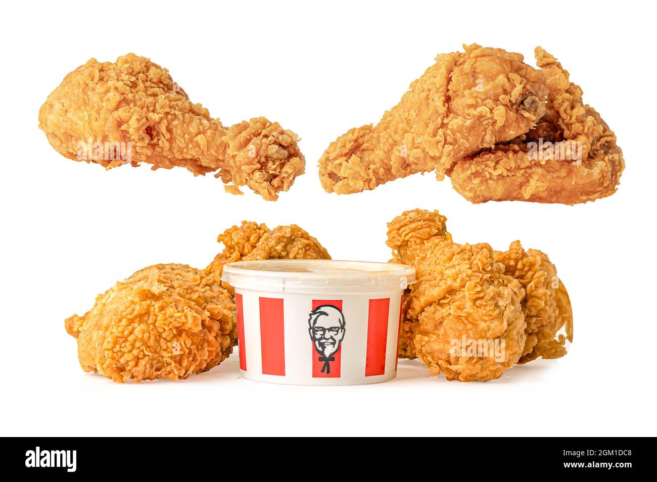 Bangkok, Thailandia - 01 agosto 2020 KFC Chicken, Kentucky Fried Chicken con logo di marca, fast food isolato su sfondo bianco. Foto Stock