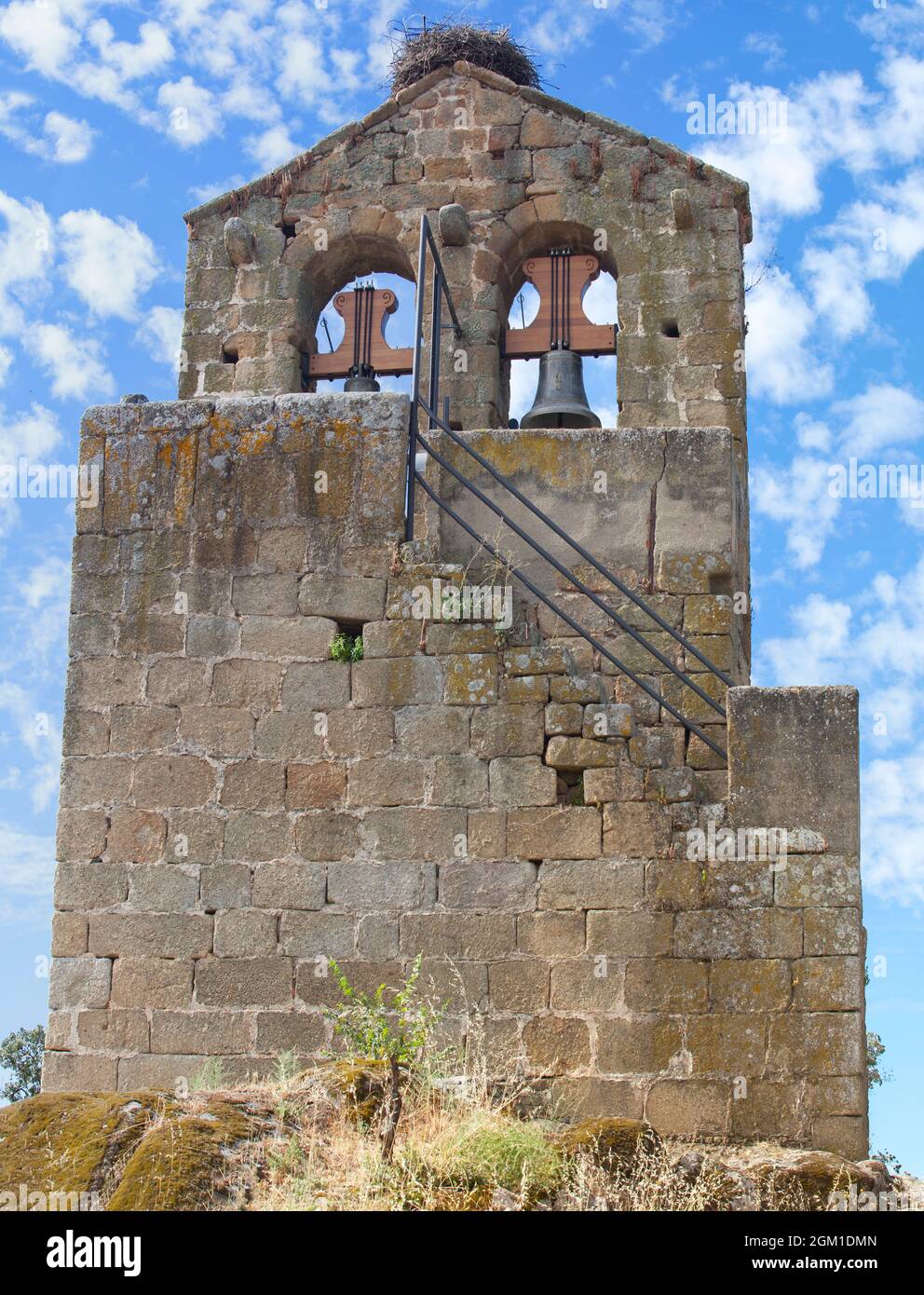 Isolato campanile di Aceituna, villaggio rurale nella valle di Algon. Caceres, Estremadura, Spagna Foto Stock