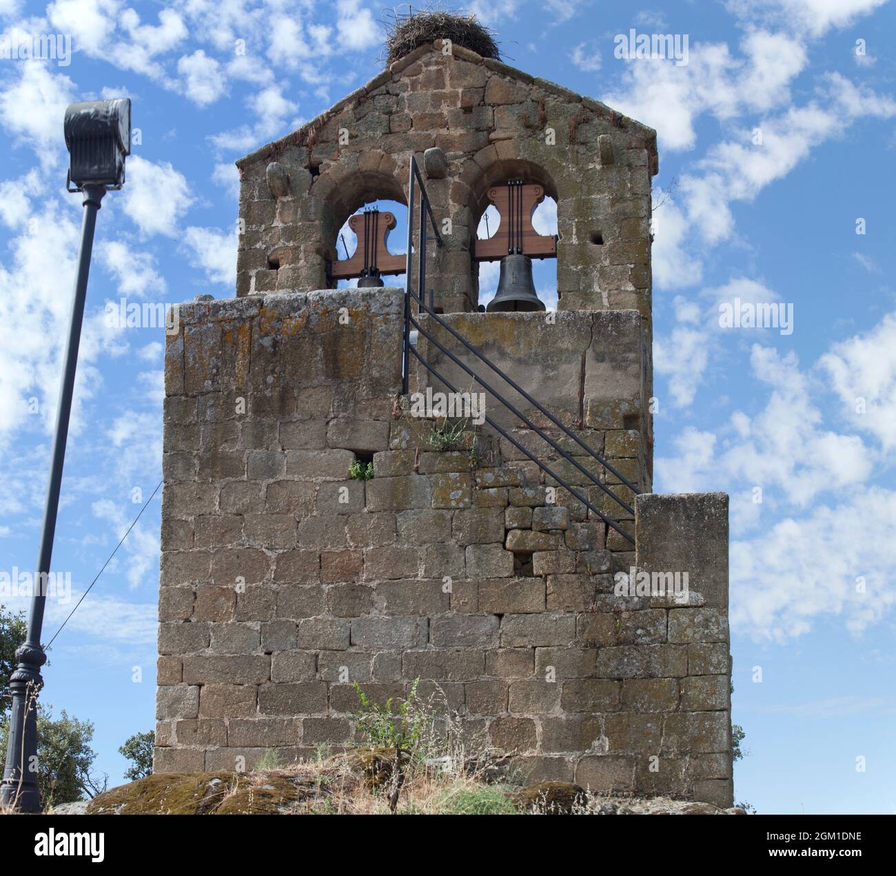 Isolato campanile di Aceituna, villaggio rurale nella valle di Algon. Caceres, Estremadura, Spagna Foto Stock