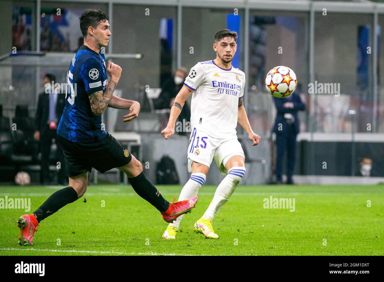 Milano, Italia - settembre 15 2021 - valverde e bastoni durante il campionato Inter-Real Madrid Credit: Christian Santi/Alamy Live News Foto Stock