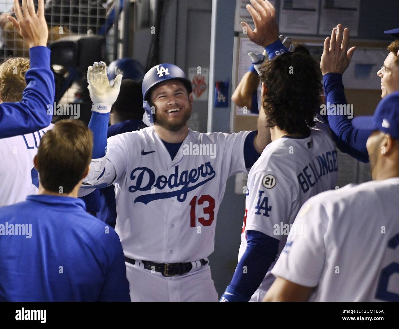 Los Angeles, Stati Uniti. 15 settembre 2021. Il Max Muncy di Los Angeles Dodgers festeggia con i compagni di squadra nel dugout dopo aver colpito una casa solista scappata dal lanciatore di Arizona Diamondbacks Merrill Kelly nel quinto inning per dare ai Dodgers un comando di 4-2 al Dodger Stadium di Los Angeles mercoledì 15 settembre 2021. Foto di Jim Ruymen/UPI Credit: UPI/Alamy Live News Foto Stock