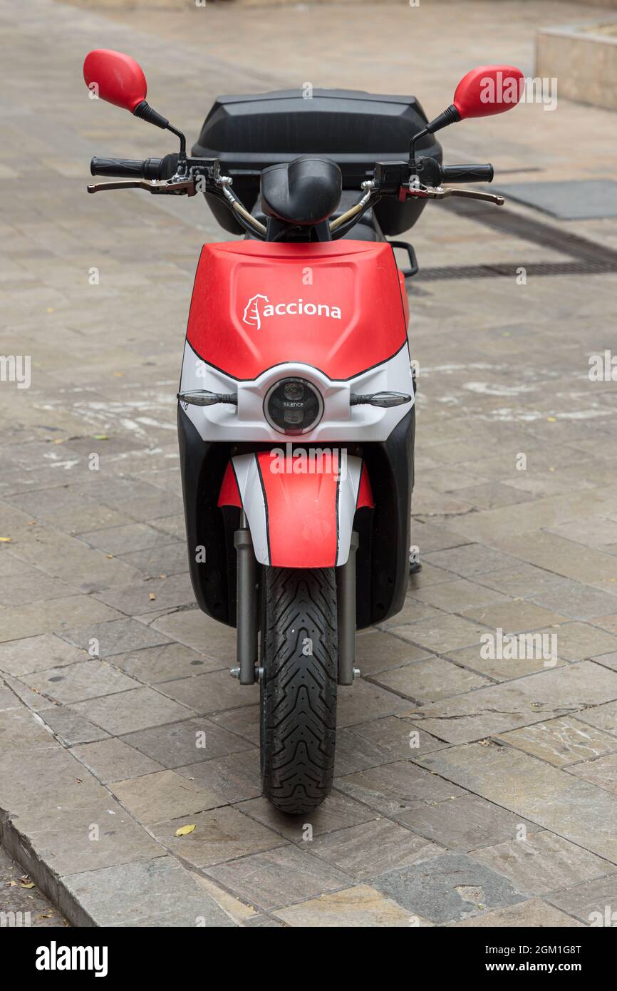 VALENCIA, SPAGNA - 14 SETTEMBRE 2021. Sistema di condivisione motociclette elettriche. Azienda Acciona Foto Stock