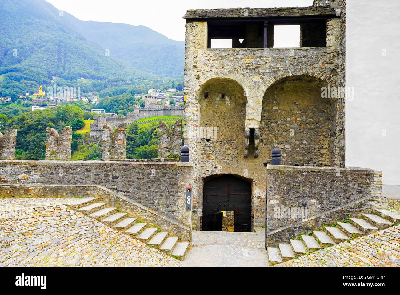 Muro difensivo di Castel Grande a Bellinzona. Bellinzona è un comune, una storica città svizzera, capoluogo del Cantone Ticino in Svizzera Foto Stock