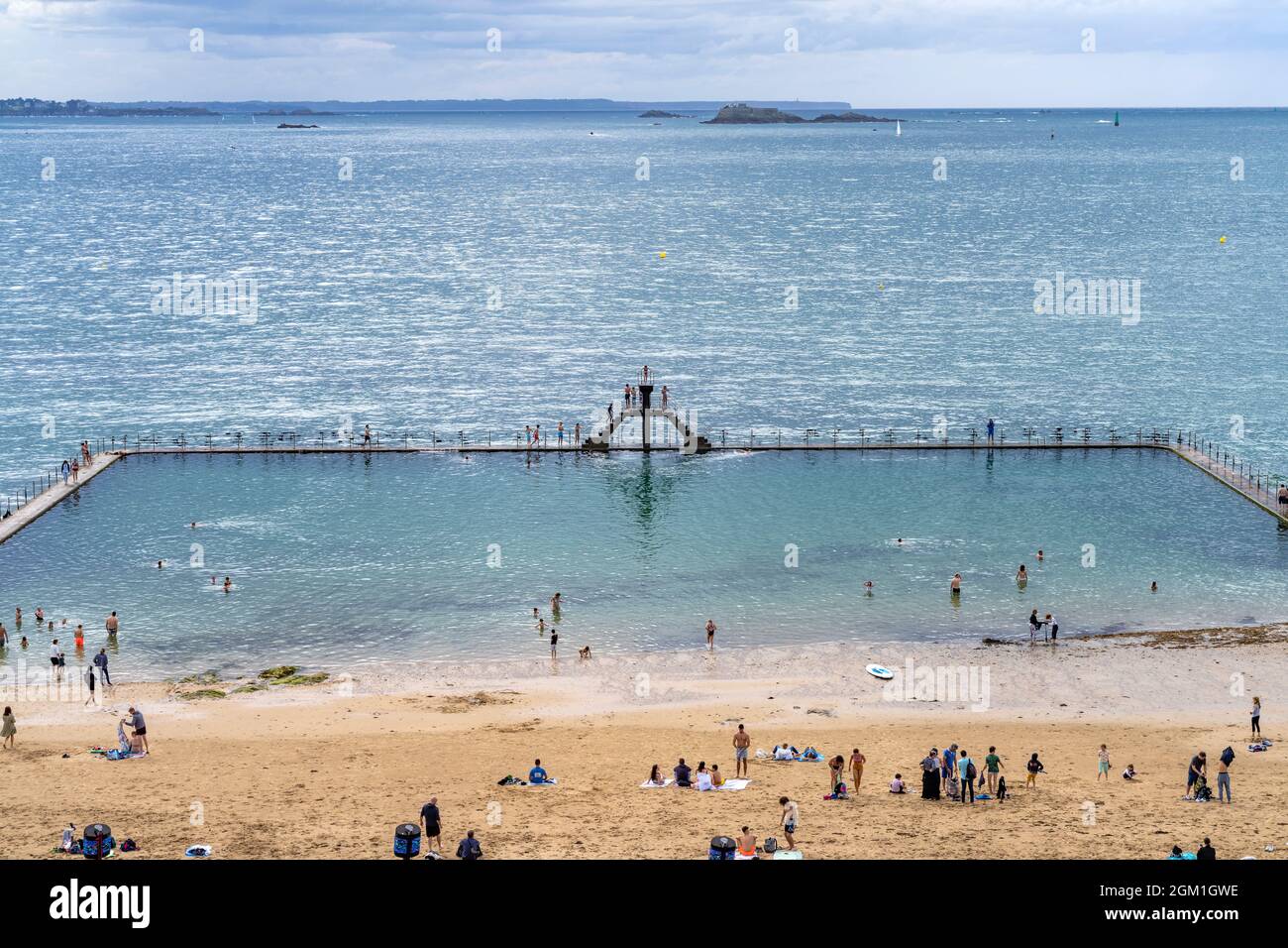 Salzwasserpool piscine de Bon Secours am Strand Plage du Mole in Saint Malo, Bretagne, Frankreich | piscina di acqua di mare piscine de Bon Secours am Foto Stock