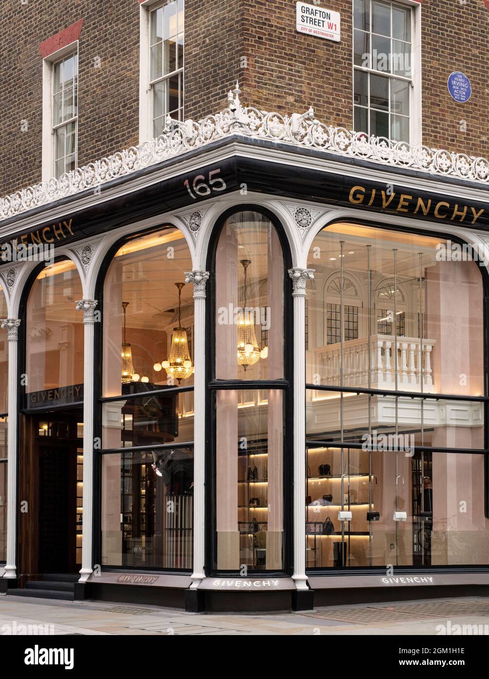 Givenchy, Bond St, Westminster, Londra, Regno Unito; un outlet di moda in una strada dello shopping ultra-alla moda, principalmente per i beni di lusso Foto Stock