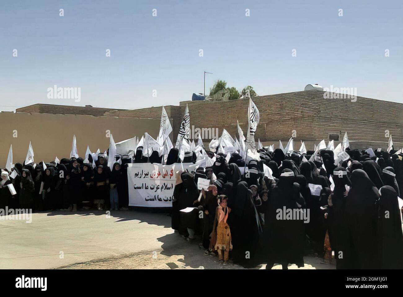 Centinaia di donne afghane, molte delle quali portavano burqas pieni, marciano a sostegno dei talebani a Kabul, Afghanistan, il 12 settembre 2021. Foto di Balkis Press/ABACAPRESS.COM Foto Stock