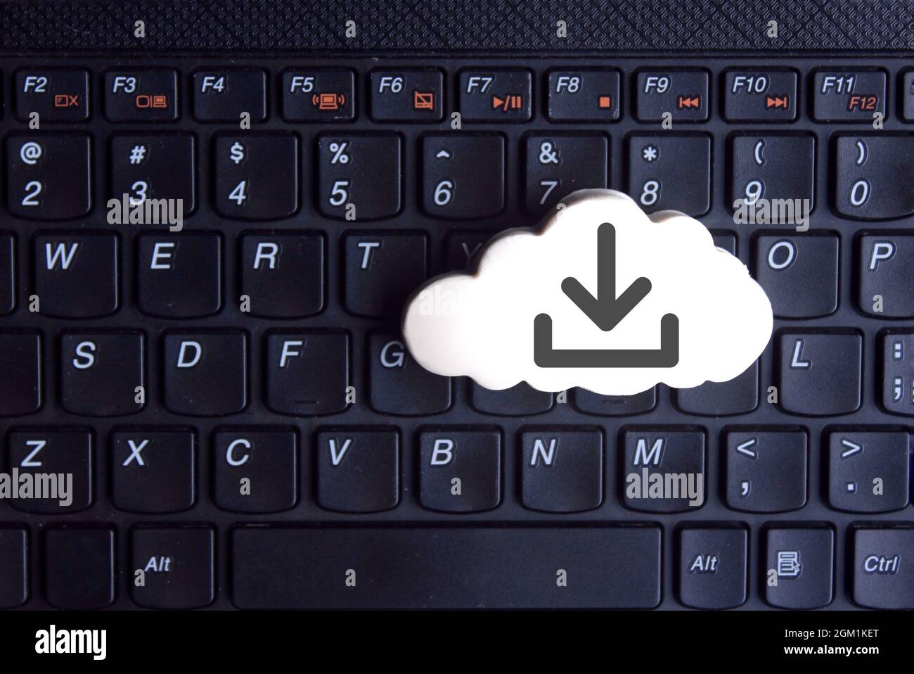 Tecnologia, concetto di cloud computing. Nuvola bianca con icona di download sulla tastiera Foto Stock