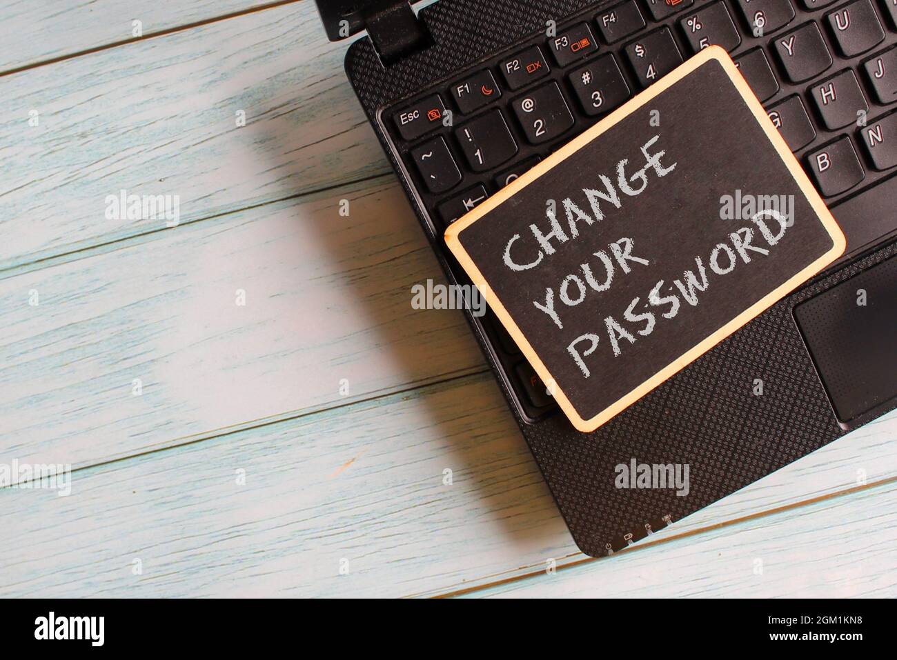 Concetto di tecnologia. Mini lavagna con testo CAMBIARE LA PASSWORD sul portatile. Foto Stock Concetto di tecnologia. Mini lavagna con testo CAMBIARE LA PASSWORD sul portatile. Foto Stock