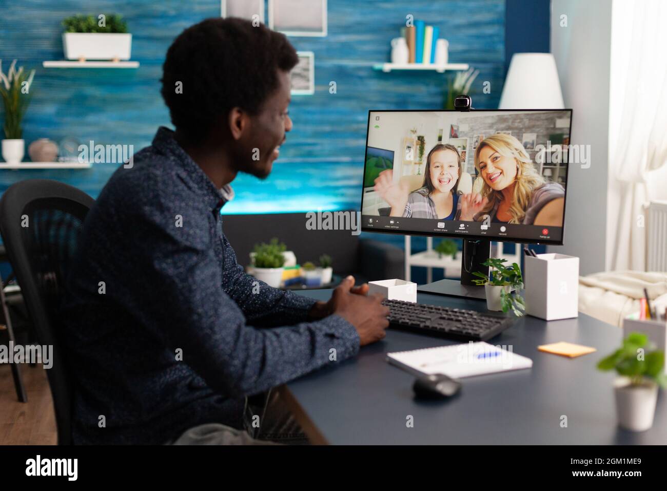 African american man che ha in linea videoconferenza riunione discutere le idee di marketing con gli amici remoti durante il blocco coronavirus. Videoconferenza telelavoro chiamata sullo schermo del computer Foto Stock