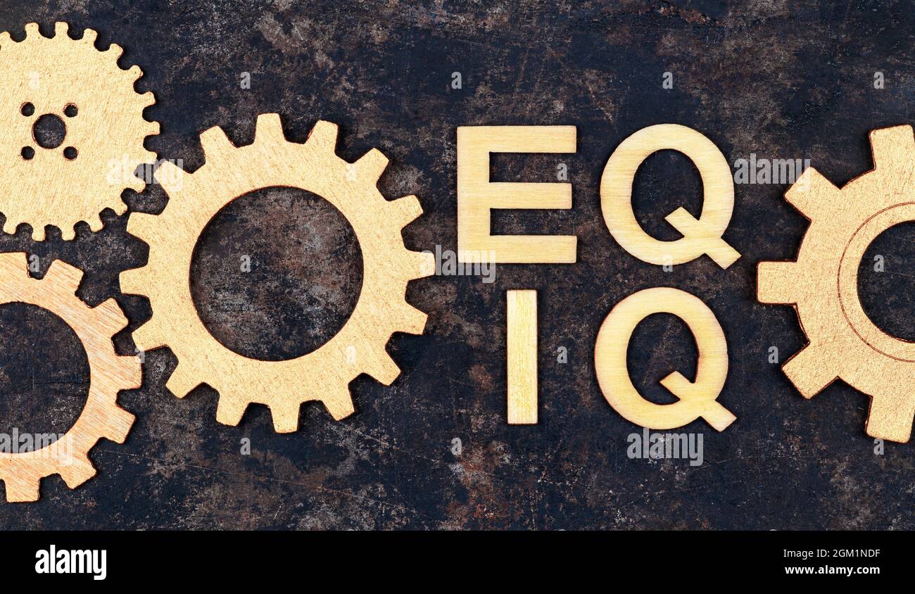 Intelligenza emotiva, iq eq e concetto di empatia, testo in legno e ingranaggi Foto Stock