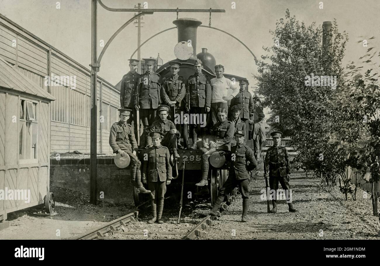 I soldati britannici del Corps of Royal Engineers, noti anche come "sappers", stanno su una locomotiva a vapore con il conducente della locomotiva e stoker per un ritratto di gruppo. Fotografia d'epoca scattata durante o poco dopo la prima guerra mondiale del 1914 - 1918, forse al Royal Engineers Depot di Chatham, Kent, Inghilterra, o al Royal Engineers Mounted Depot di Aldershot, Hampshire, Inghilterra. Foto Stock