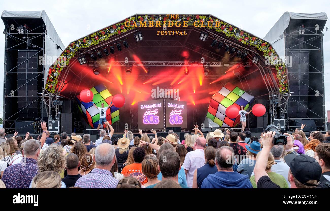La gente che ama il DJ Sara Cox ha suonato al Cambridge Club Festival 2021 al Childerley Orchard il 12 settembre 2021, Cambridge, Inghilterra Foto Stock