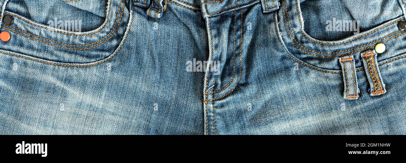 parte anteriore pantaloni jeans donna con colore blu mosca primo piano. concetto di salute femminile e femminile e problemi del pavimento pelvico e genitali. denim Foto Stock