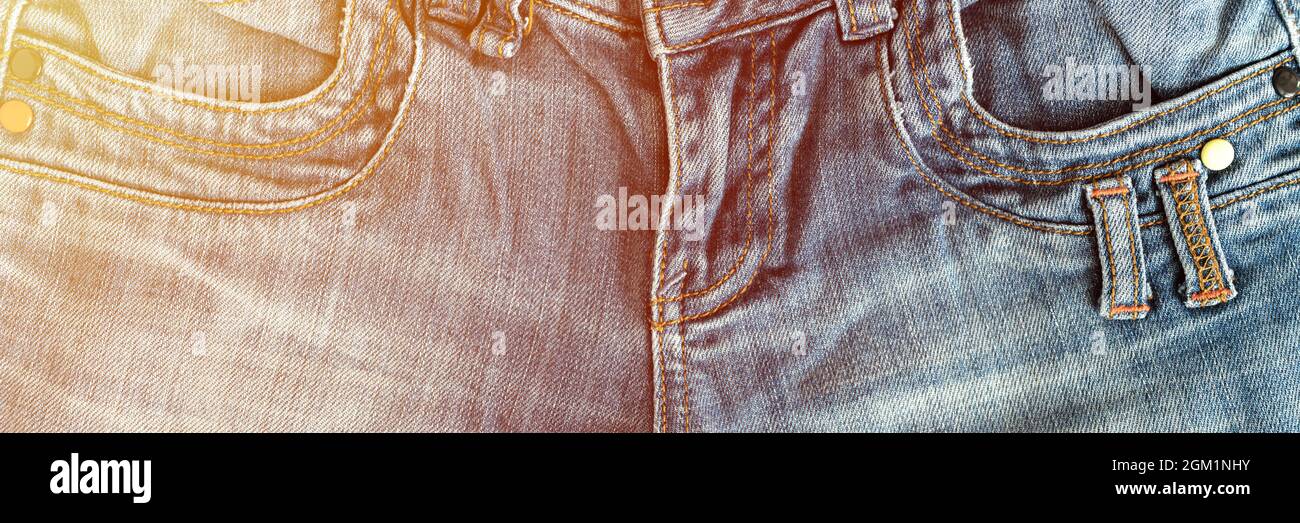 parte anteriore pantaloni jeans donna con colore blu mosca primo piano. concetto di salute femminile e femminile e problemi del pavimento pelvico e genitali. denim Foto Stock