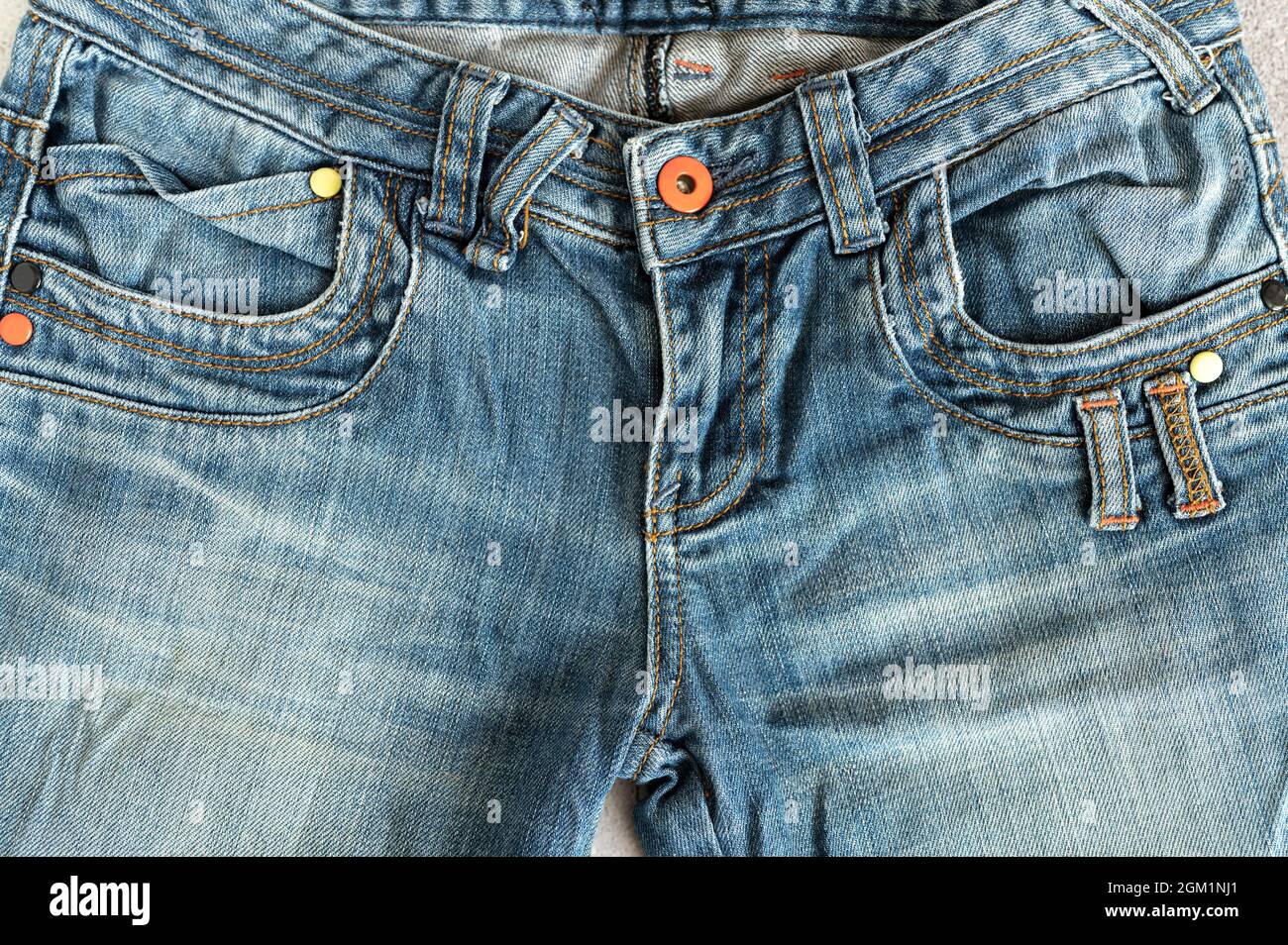 parte anteriore pantaloni jeans donna con colore blu mosca primo piano. concetto di salute femminile e femminile e problemi del pavimento pelvico e genitali. denim Foto Stock