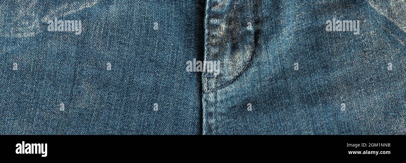 parte anteriore pantaloni jeans donna con colore blu mosca primo piano. concetto di salute femminile e femminile e problemi del pavimento pelvico e genitali. denim Foto Stock