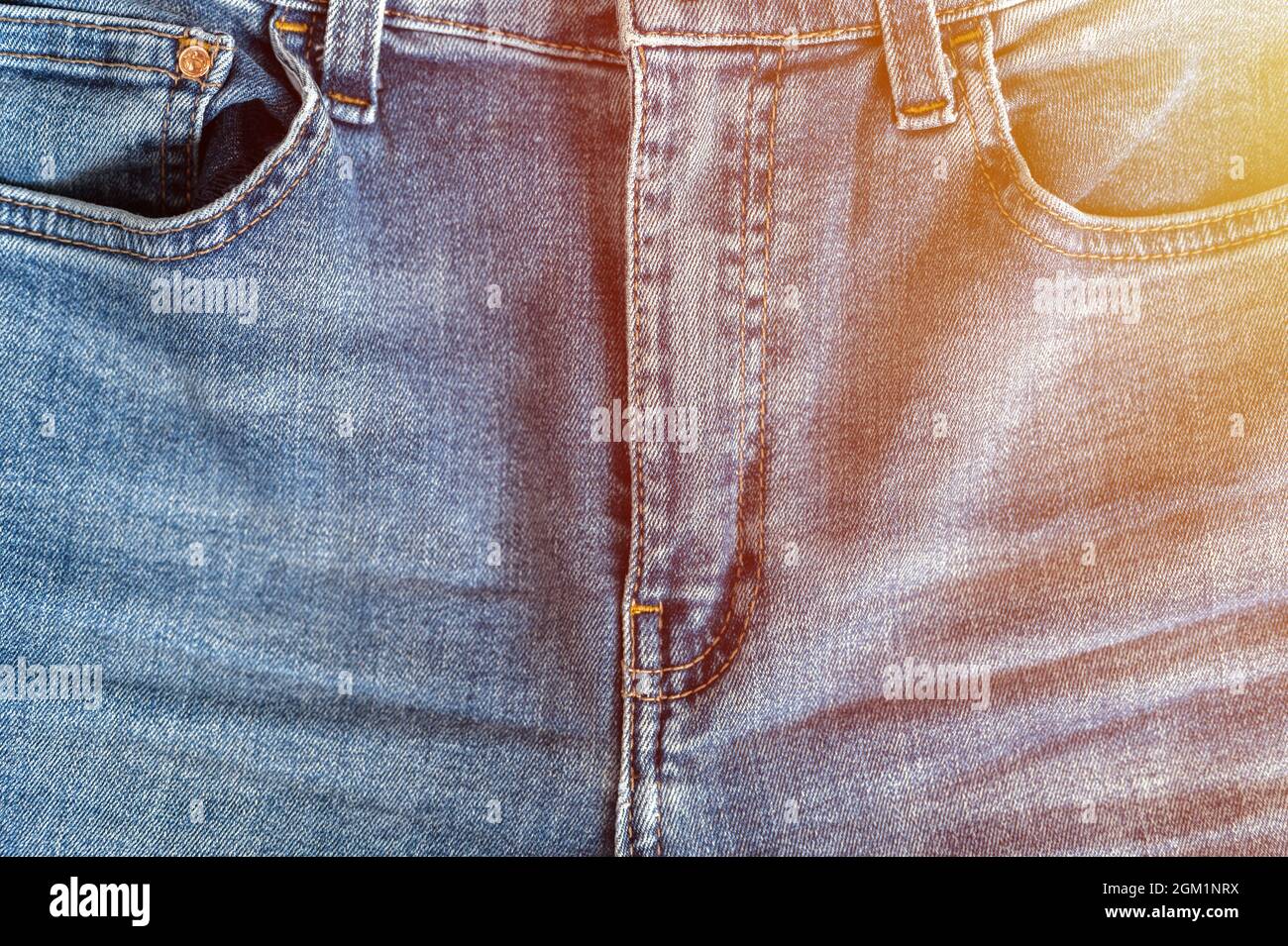 parte anteriore pantaloni jeans donna con colore blu mosca primo piano. concetto di salute femminile e femminile e problemi del pavimento pelvico e genitali. denim Foto Stock