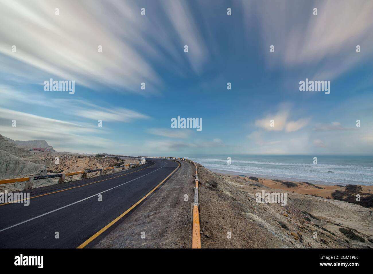 Makran Coastal Highway lungo la costa del Mare Arabico del Pakistan da Karachi a Gwadar nella provincia di Balochistan. Messa a fuoco selettiva Foto Stock