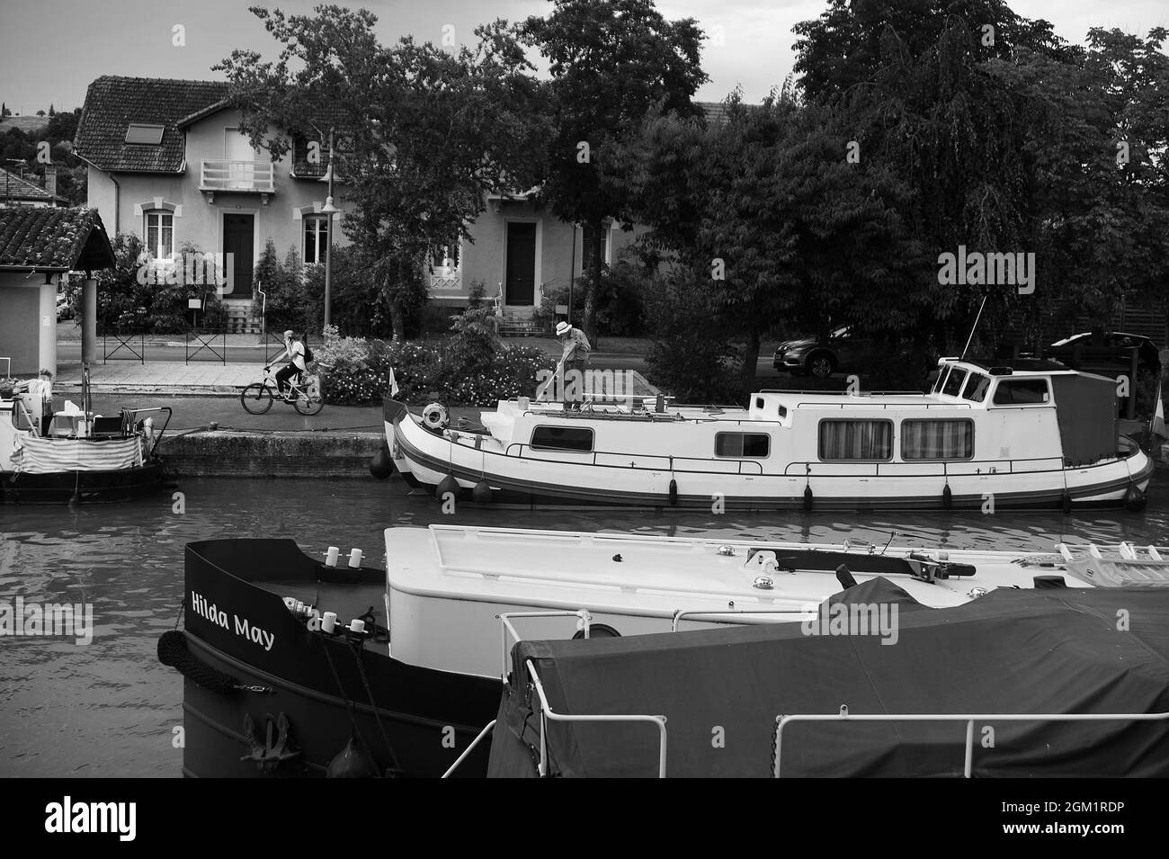 Pulizia di una chiatta sul Canal Latéral à la Garonne, Moissac, Tarn-et-Garonne dipartimento, Francia Foto Stock