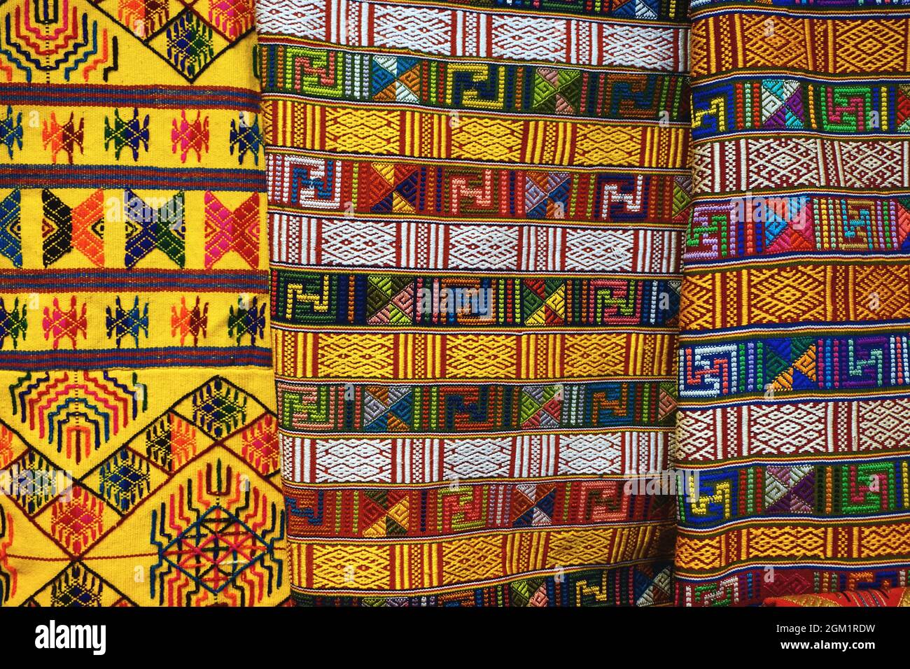 Bei tessuti bhutanesi ricamati e tessuti a mano con intricati motivi in mostra a Thimphu, Bhutan. L'artigianato tradizionale è molto apprezzato. Foto Stock