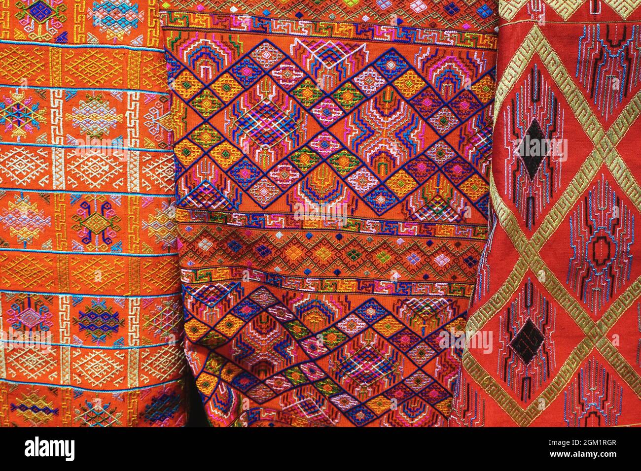 Tessuti bhutanesi dai colori brillanti e dai motivi audaci e ricamati a mano, con motivi tradizionali esposti a Thimphu, Bhutan. Foto Stock