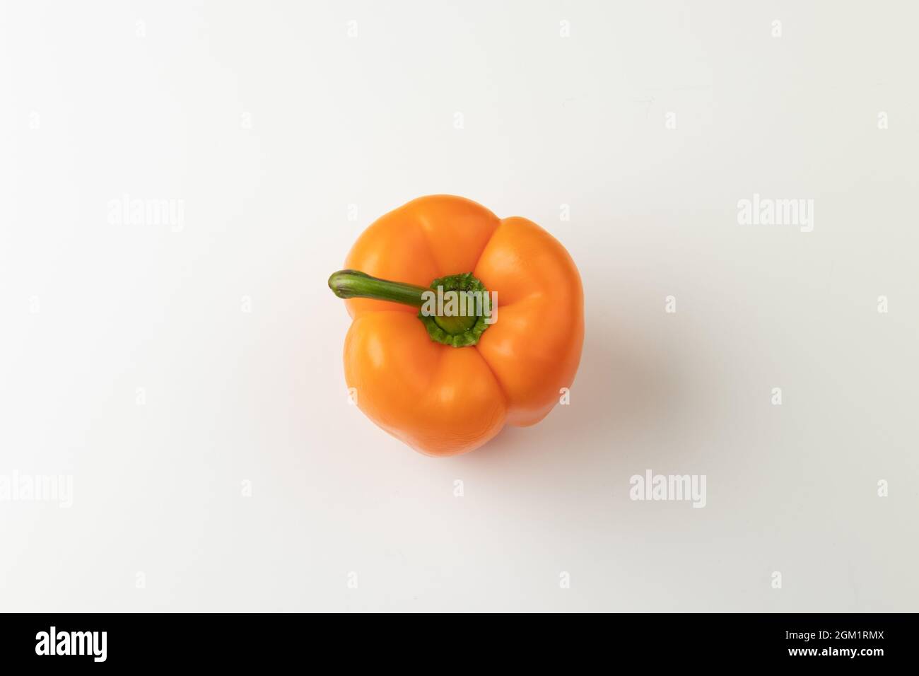 Peperone arancione isolato su sfondo bianco, vista dall'alto, intero Foto Stock