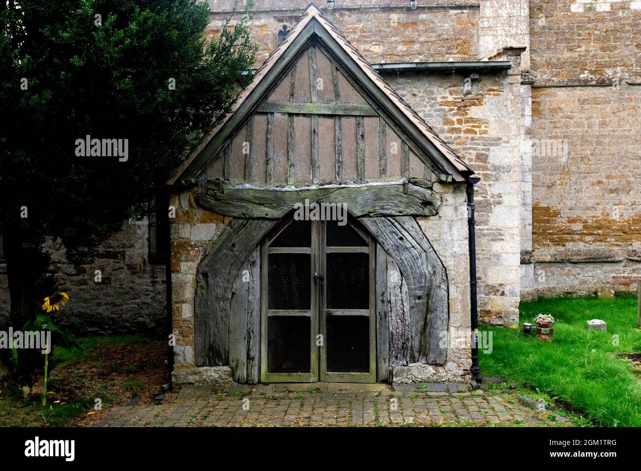 Antica porta incorniciata in quercia, Chiesa di San Nicola, Martston Trussell, Northamptonshire, Inghilterra, REGNO UNITO Foto Stock