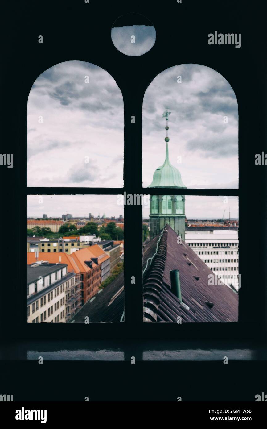 Tetti di Copenhagen attraverso una finestra Foto Stock