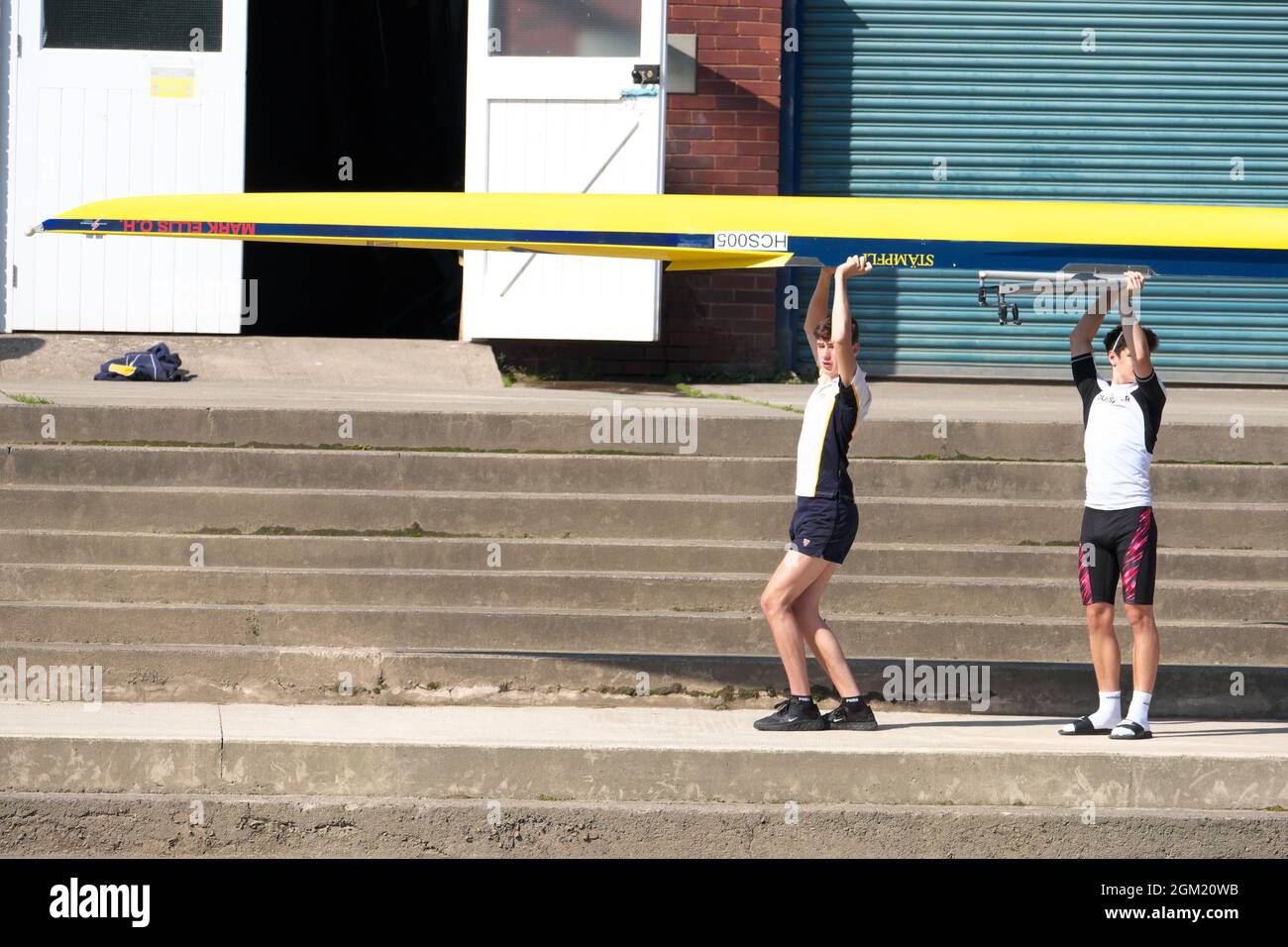 Gli allievi della scuola della cattedrale di Hereford sollevano una barca a remi fino al fiume Wye in Hereford Herefordshire Regno Unito Foto Stock