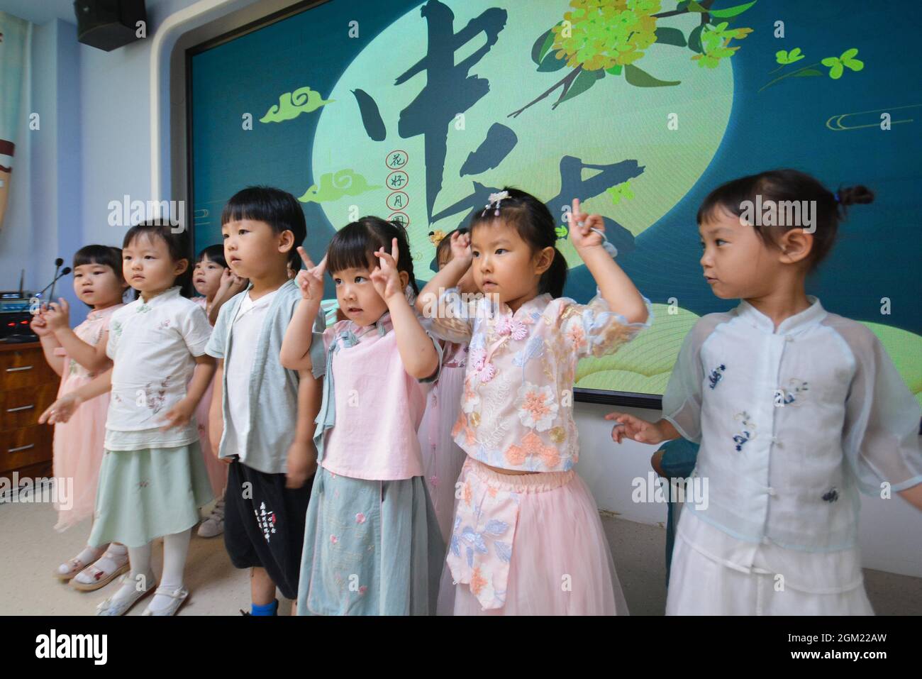 Handan, Handan, Cina. 16 settembre 2021. Il 16 settembre 2021, i bambini dell'asilo sperimentale Xunzi nel distretto di Hanshan, città di Handan, provincia di Hebei recitavano poems del Festival di metà autunno. Lo stesso giorno, l'asilo sperimentale Xunzi nel distretto di Hanshan, città di Handan, provincia di Hebei ha svolto l'attività ''attività tradizionale sul Festival di metà autunno''. Sotto la guida di insegnanti, gli studenti hanno eseguito recitazioni classiche, dipinto dipinti cinesi, e imparato a fare torte di luna a mano per accogliere il Festival di Mid-Autumn. (Credit Image: © SIPA Asia via ZUMA Press Wire) Foto Stock