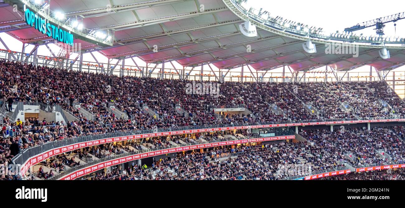2021 AFL finale preliminare Australiano regole gioco di calcio tra Melbourne e Geelong club di calcio all'Optus Stadium Perth Western Australia. Foto Stock