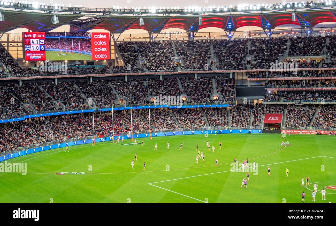 2021 AFL finale preliminare Australiano regole gioco di calcio tra Melbourne e Geelong club di calcio all'Optus Stadium Perth Western Australia. Foto Stock